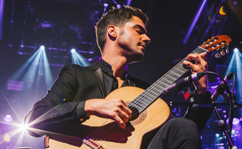 35826_milos_karadaglic-stage-slide