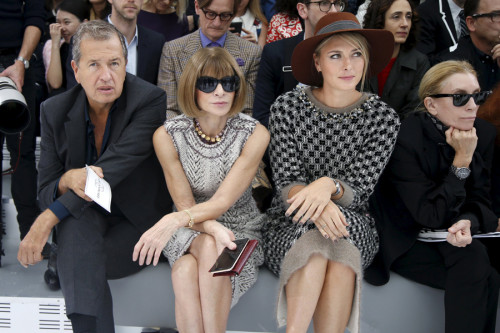 (L-R) Photographer Mario Testino, U.S. Vogue editor Anna Wintour and Russia's tennis player Maria Sharapova attend the Chanel fashion show in Paris, France, in this October 6, 2015 file photo. REUTERS/Charles Platiau/Files