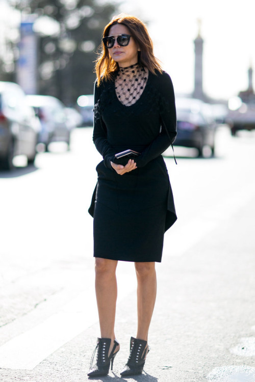 Make-all-black-anything-boring-intriguing-neckline-great-heels