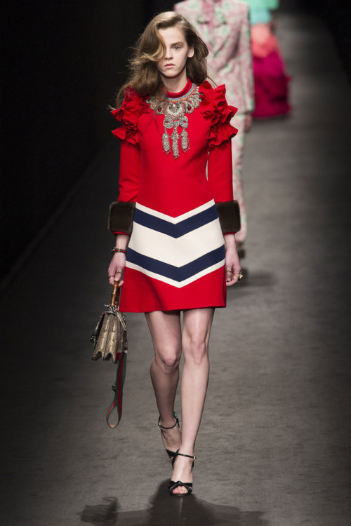 Play-Up-Ruffles-Your-Blouse-Dress-Clasping-Ornate-Necklace