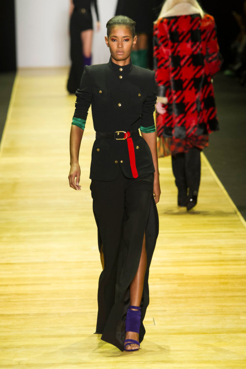 Use-Your-Accessories-Add-Brilliant-Pops-Color-All-Black-Outfit