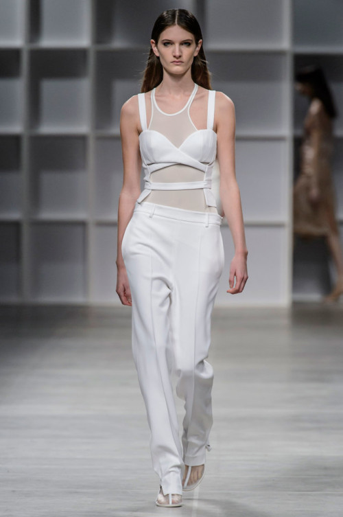 Wear-Your-Bustier-Over-Thin-Tank-Top-Let-Sporty-Spice-Look-Take-Hold