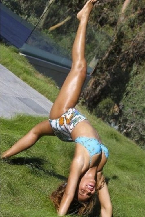 fitness-tajne-slavnih-victoria-se-rasteze-u-stiklama-a-lady-gaga-dubi-na-glavi-126941-611x916-201603311455