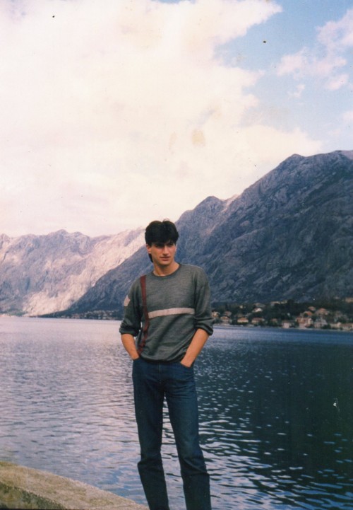 Vulić je ovu fotografiju duhovito prokomentarisao sa ,,Kotor osamdesetih, kosa crna, a stomaka nema"