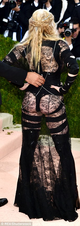 33C268E300000578-3570816-Risque_Her_buttocks_were_on_display_with_just_a_thong_to_keep_so-m-12_1462273258707