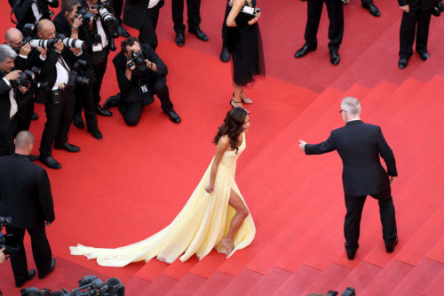 Amal-Clooney-Made-Use-Leg-Slit-Her-Atelier-Versace-Gown-She-Climbed-Stairs