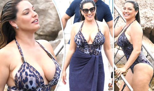 Kelly-Brook-oozed-sexiness-in-Italy-today-689623