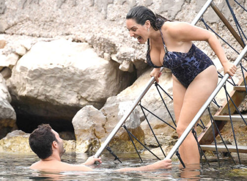 Kelly-and-her-beau-Jeremy-Parisi-looked-very-loved-up-593117