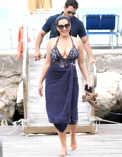 The-actress-left-little-to-the-imagination-in-a-plunging-swimsuit-593116