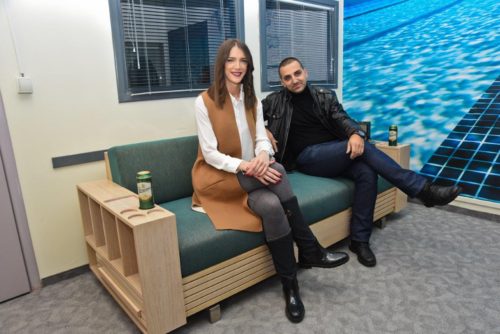 Dobitnk Vladimir Đurišić sa brend menadžerkom Pivare „Trebjesa“ Anđelom Kadović