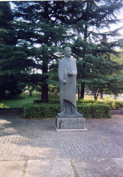 podgorica_spomenik-jovanu-tomasevicu-1a-ispred-vlade-rcg